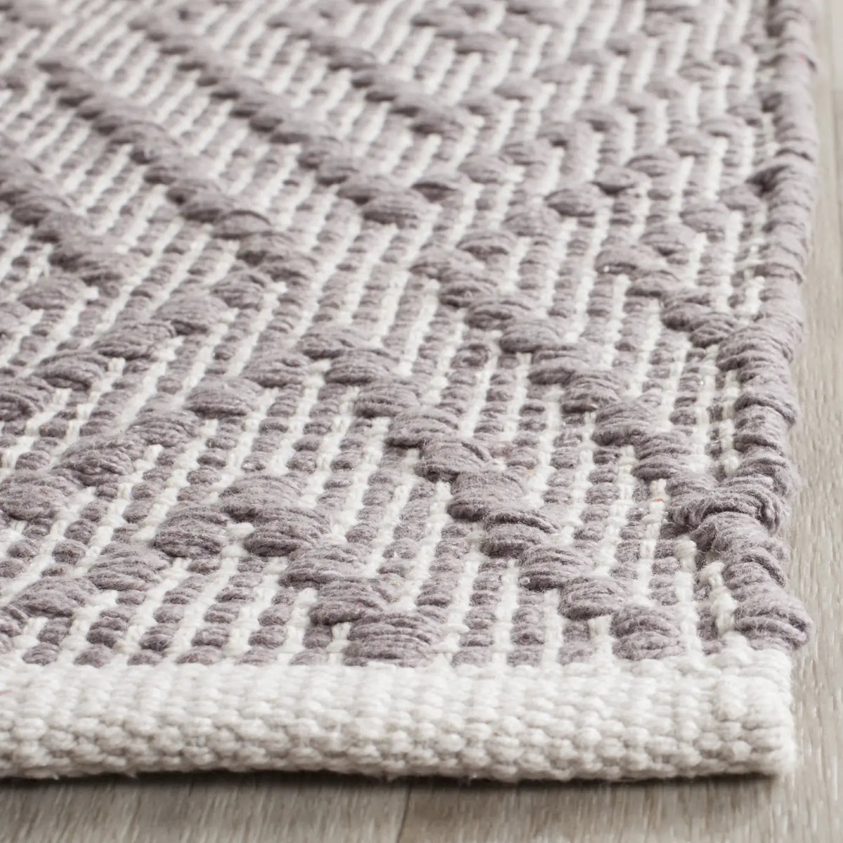 Safavieh Montauk 5'-0" x 7'-0" Rug in Grey / Ivory