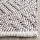 Safavieh Montauk 5'-0" x 7'-0" Rug in Grey / Ivory