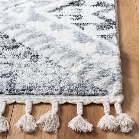 Safavieh Moroccan Tassel Shag 4'-0" x 6'-0" Rug in Grey / Ivory