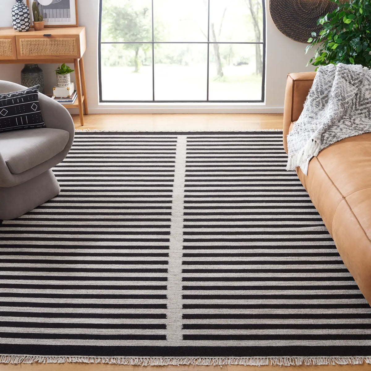 Safavieh Striped Kilim 6'-0" x 9'-0" Rug in Beige / Black