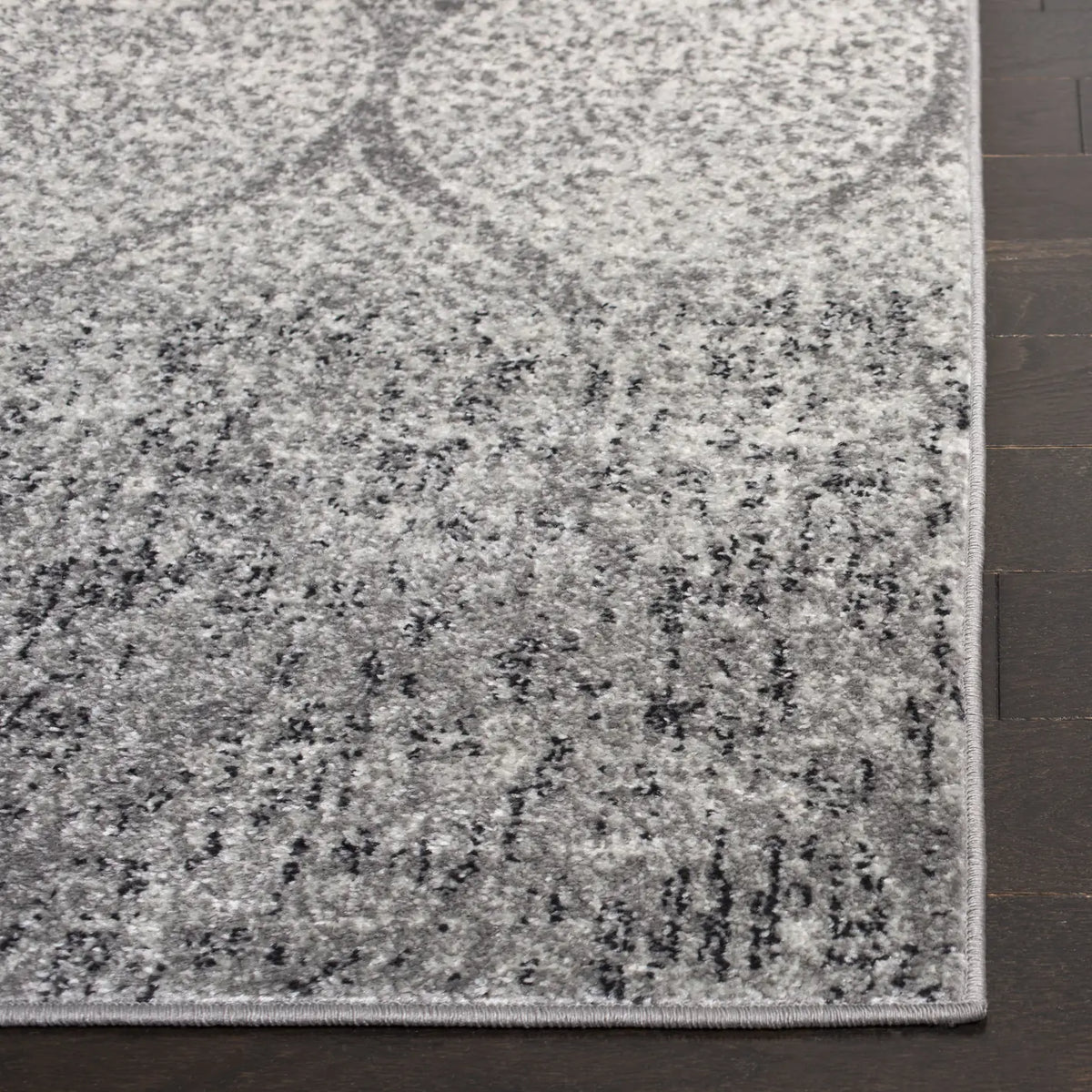 Safavieh Madison 4'-0" x 6'-0" Rug in Grey / Ivory