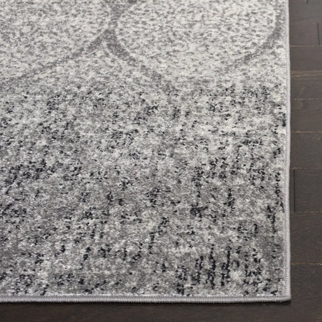 Safavieh Madison 4'-0" x 6'-0" Rug in Grey / Ivory