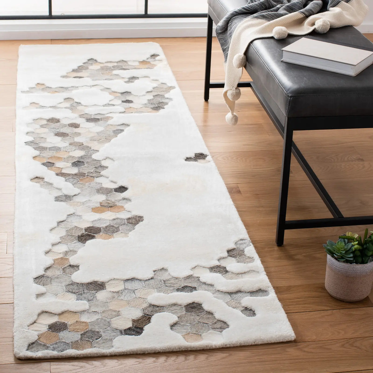 Safavieh Manhattan 2'-3" x 8'-0" Rug in Ivory