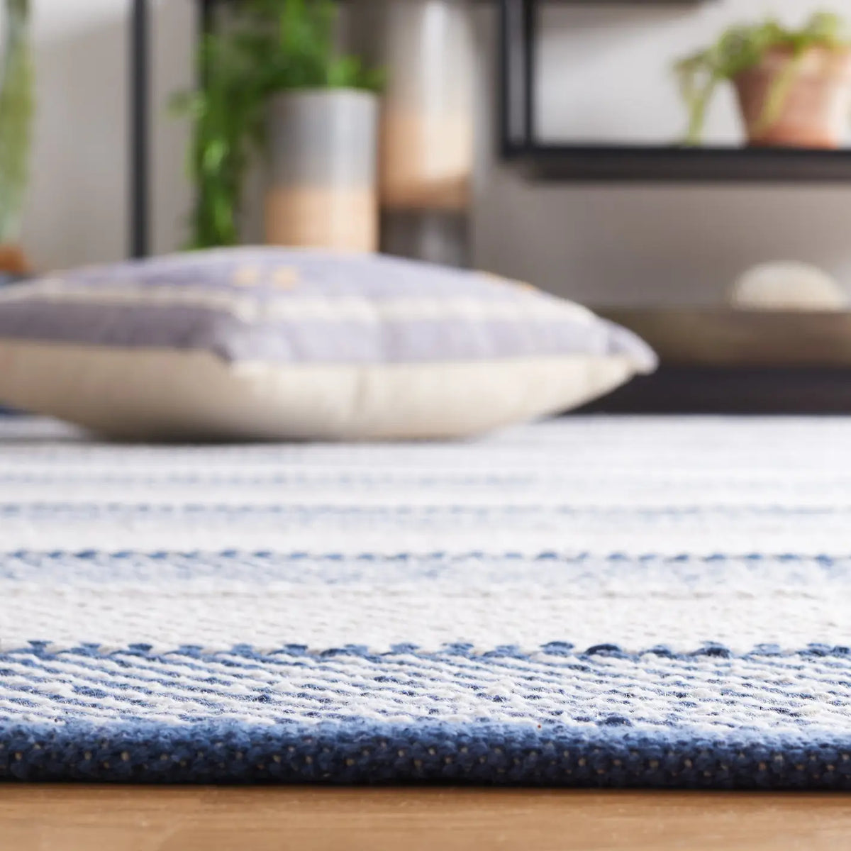 Safavieh Striped Kilim 4'-0" x 6'-0" Rug in Grey / Blue
