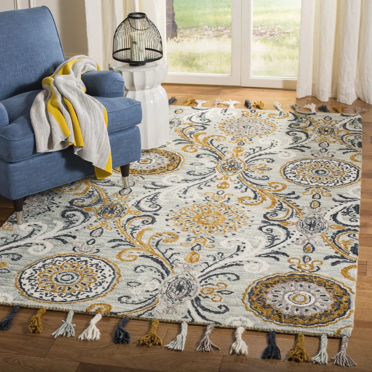 Safavieh Suzani 5'-0" x 8'-0" Rug in Light Green / Ivory