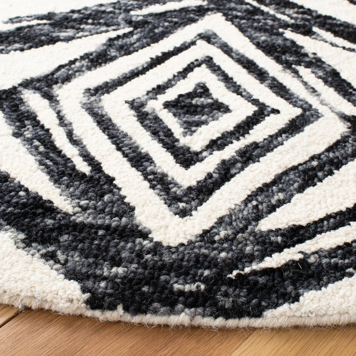 Safavieh Metro 6'-0" x 6'-0" Rug in Black / Ivory
