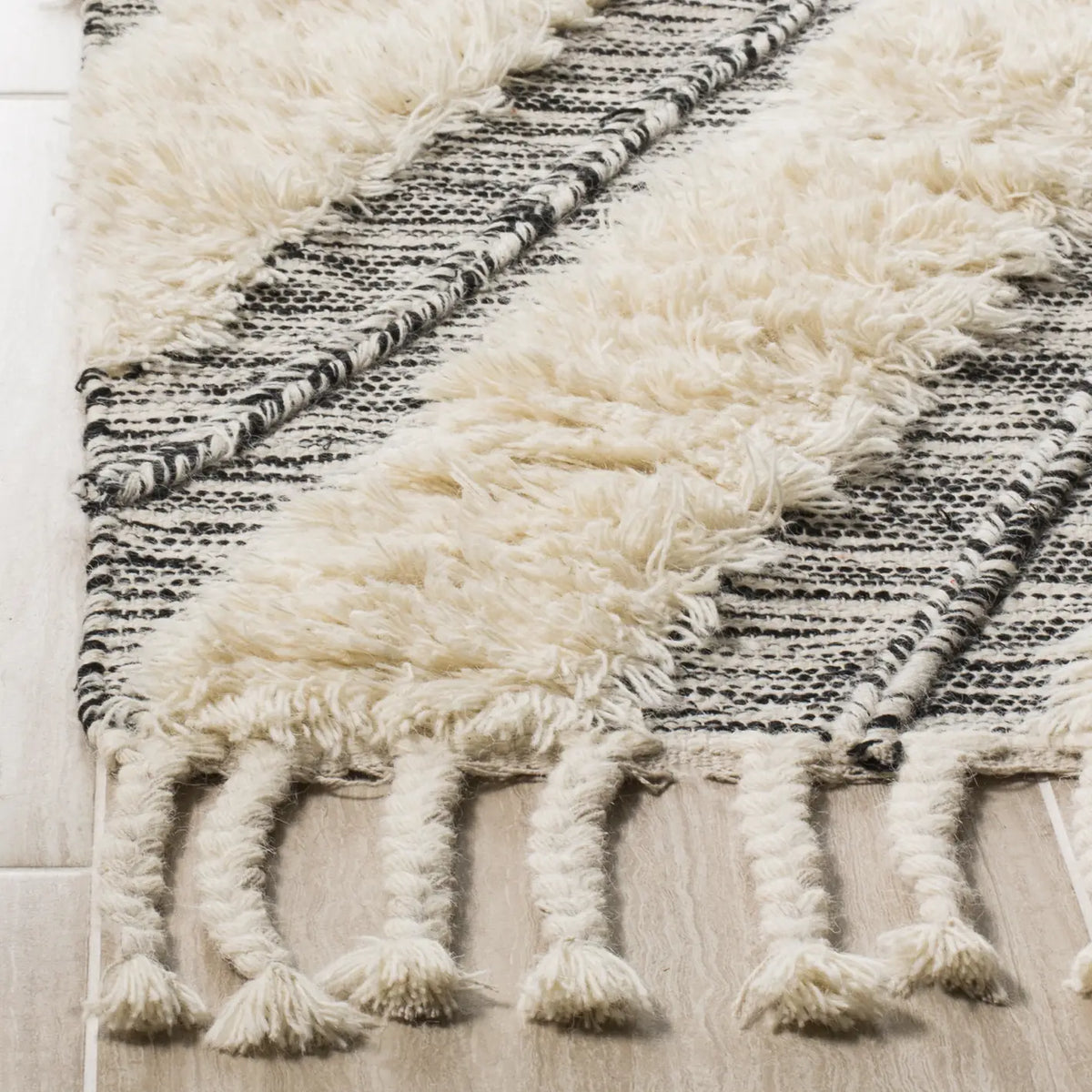 Safavieh Kenya 4'-0" x 6'-0" Rug in Black / Ivory