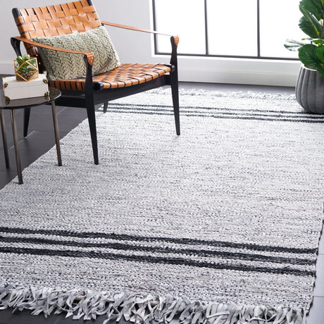 Safavieh Vintage Leather 4'-0" x 6'-0" Rug in Ivory / Black