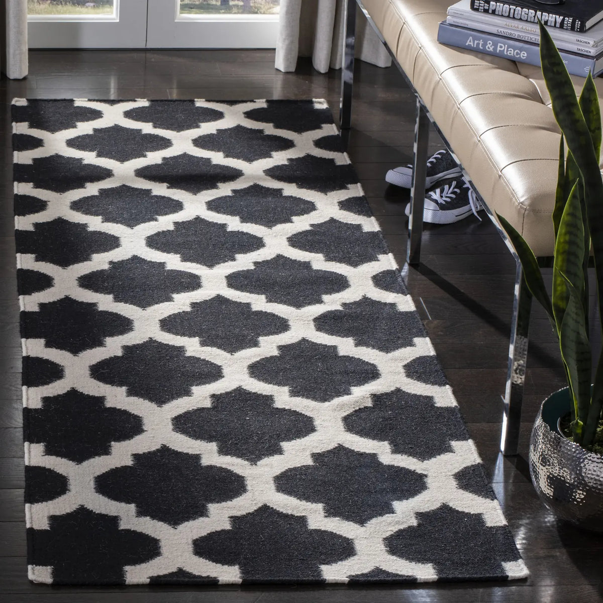 Safavieh Dhurries 2'-6" x 7'-0" Rug in Black / Ivory