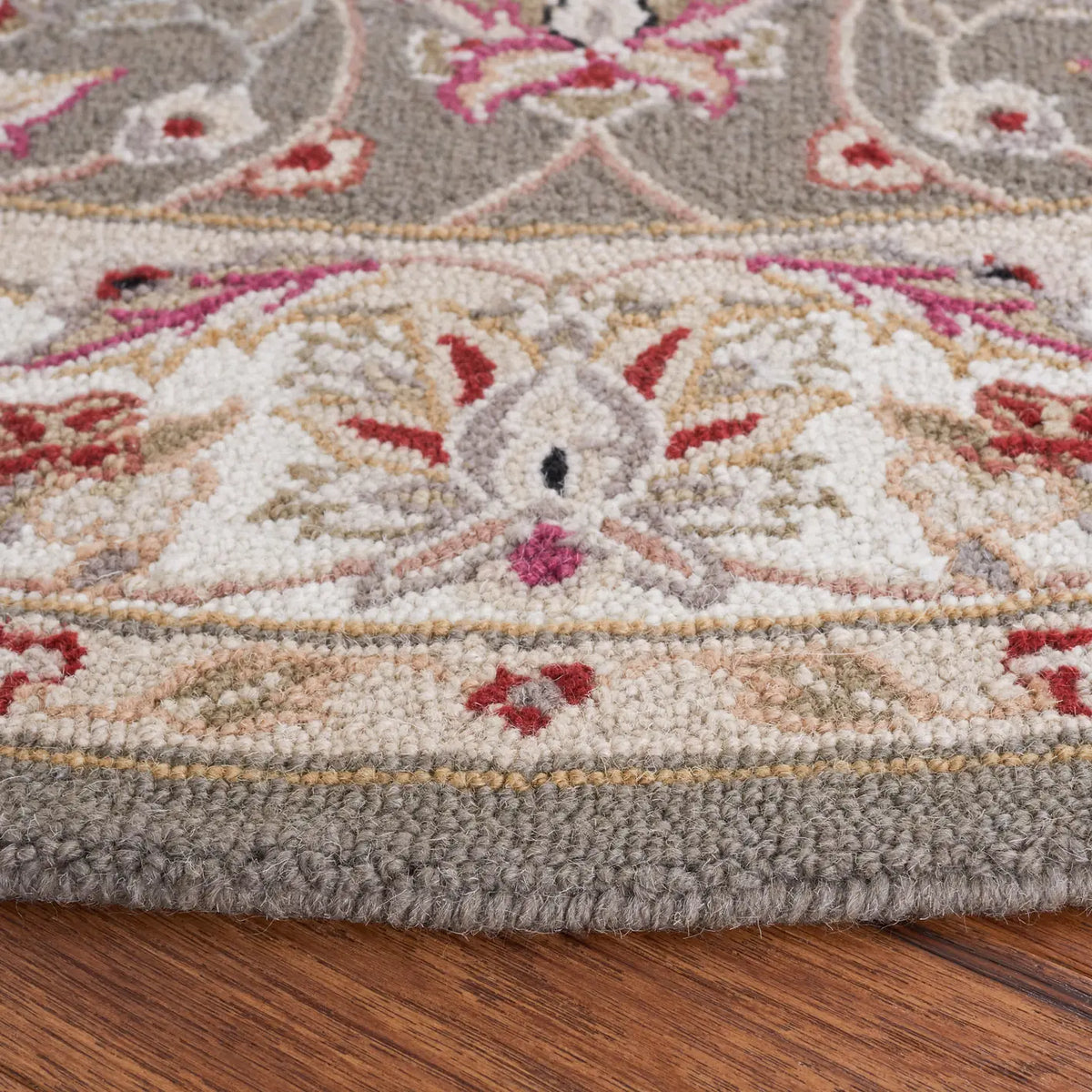 Safavieh Chelsea 5'-6" x 5'-6" Rug in Taupe / Ivory