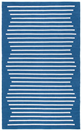 Safavieh Montauk 4'-0" x 6'-0" Rug in Navy / Ivory