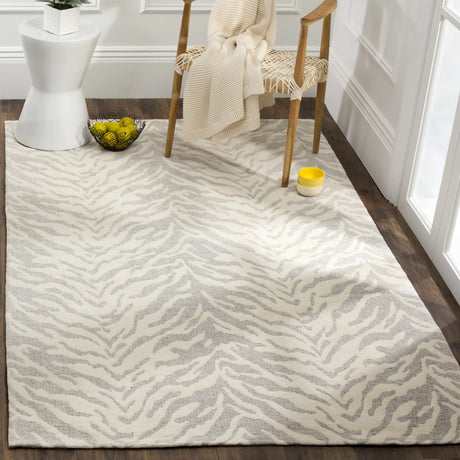Safavieh Marbella 5'-0" x 8'-0" Rug in Light Grey / Ivory