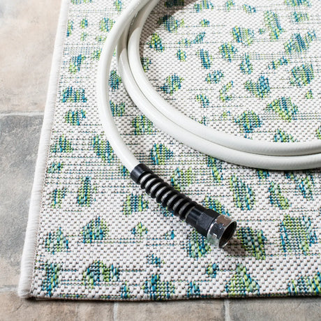 Safavieh Courtyard 4'-0" x 5'-7" Rug in Ivory / Green