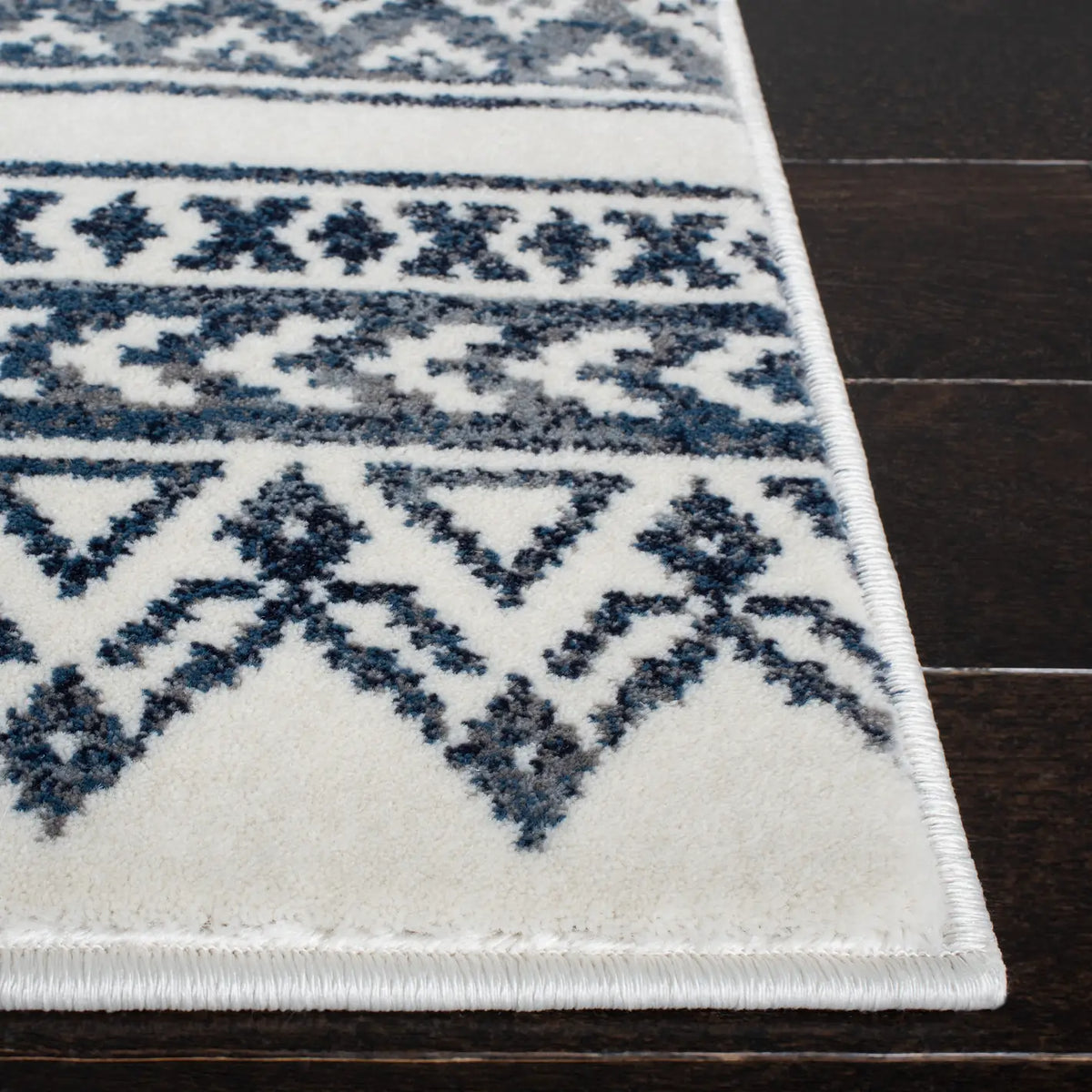 Safavieh Carnegie 4'-0" x 6'-0" Rug in Ivory / Navy