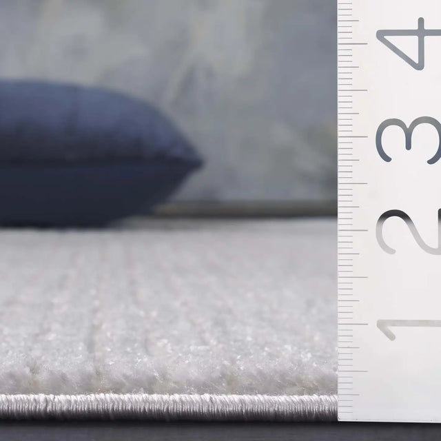 Safavieh Whisper 4'-0" x 6'-0" Rug in Grey / Ivory