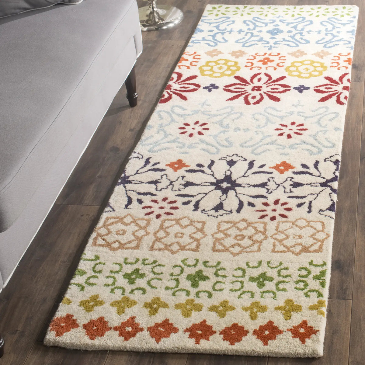 Safavieh Wyndham 2'-3" x 11'-0" Rug in Ivory / Multi