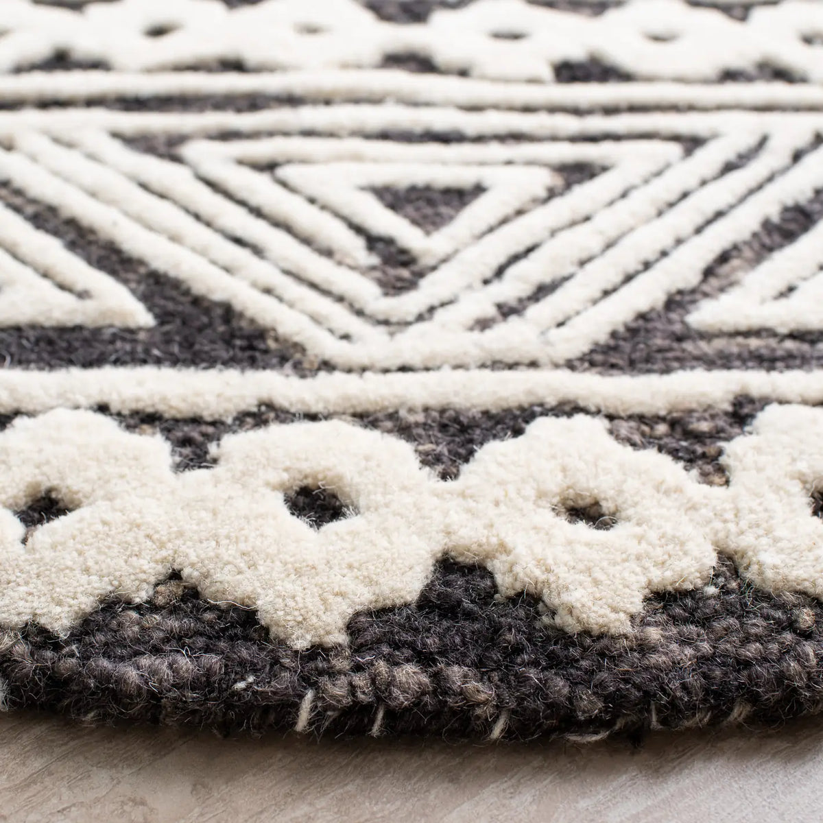 Safavieh Abstract 6'-0" x 6'-0" Rug in Ivory / Grey