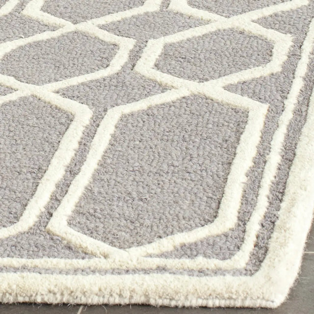 Safavieh Cambridge 2'-6" x 8'-0" Rug in Silver / Ivory
