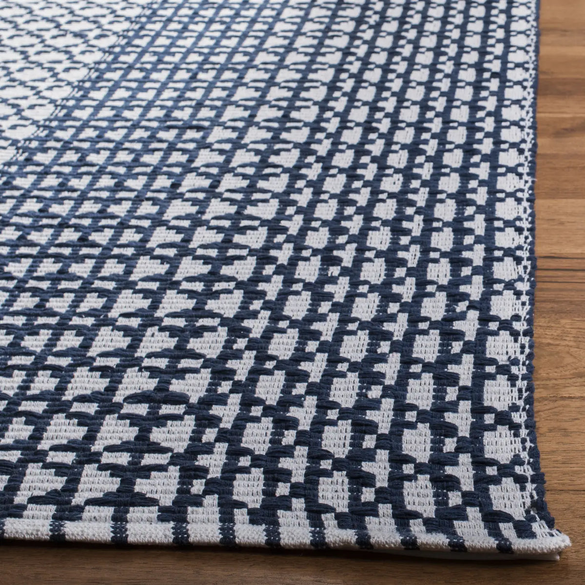 Safavieh Montauk 5'-0" x 8'-0" Rug in Navy / Ivory