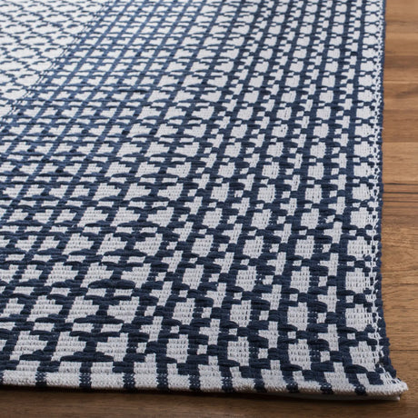 Safavieh Montauk 5'-0" x 8'-0" Rug in Navy / Ivory