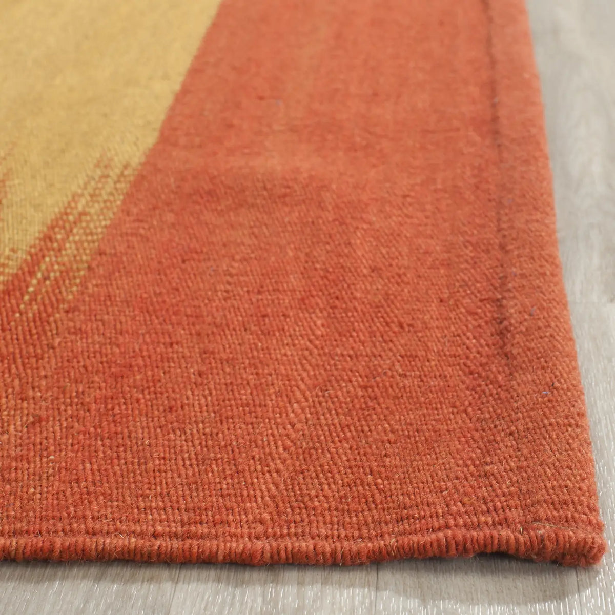 Safavieh Kilim 4'-0" x 6'-0" Rug in Rust