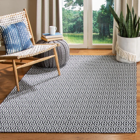 Safavieh Augustine 4'-0" x 6'-0" Rug in Black / Light Grey