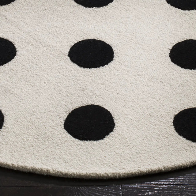 Safavieh Safavieh Kids 5'-0" x 5'-0" Rug in Ivory / Black