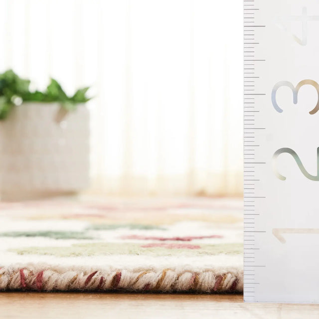 Safavieh Aspen 4'-0" x 6'-0" Rug in Ivory / Red