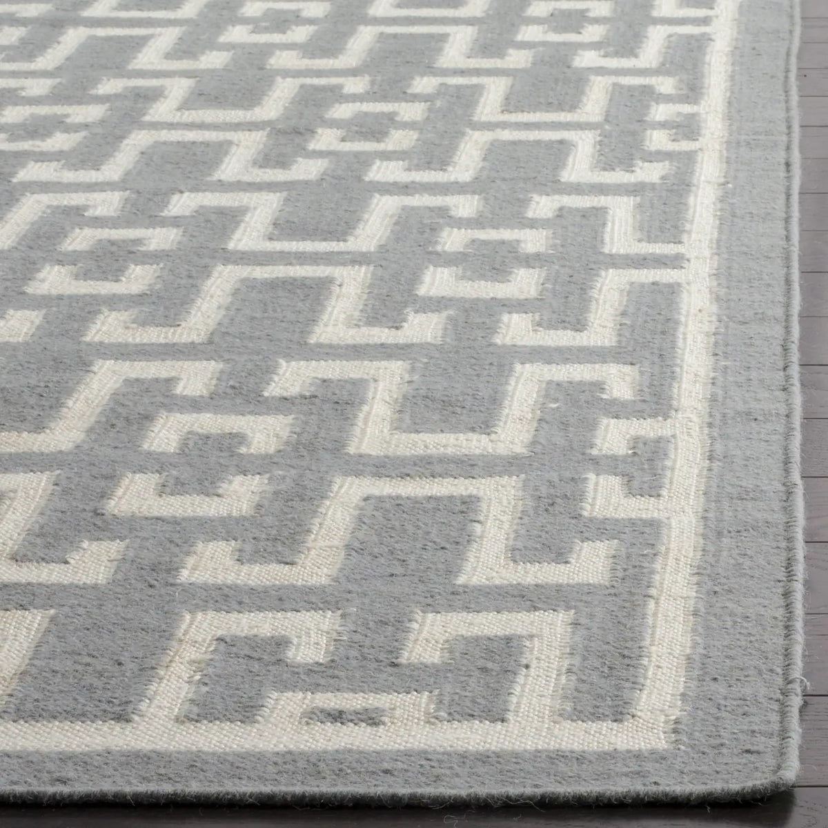 Safavieh Dhurries 4'-0" x 6'-0" Rug in Soft Grey / Ivory