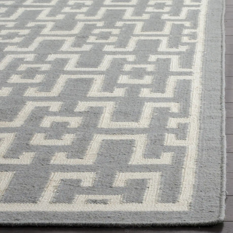 Safavieh Dhurries 4'-0" x 6'-0" Rug in Soft Grey / Ivory