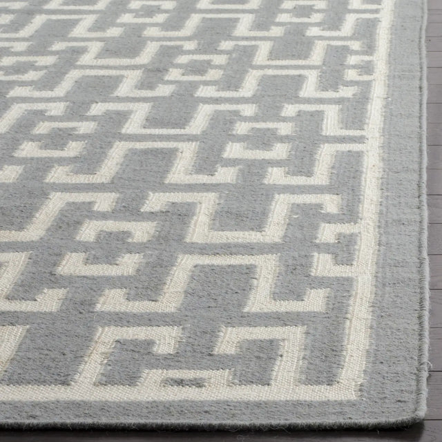 Safavieh Dhurries 4'-0" x 6'-0" Rug in Soft Grey / Ivory