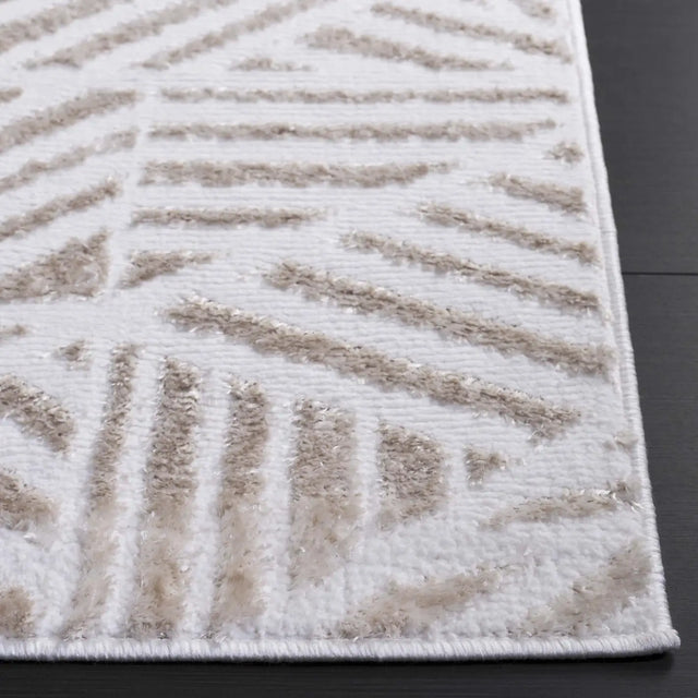 Safavieh Maya 4'-0" x 6'-0" Rug in Ivory / Beige