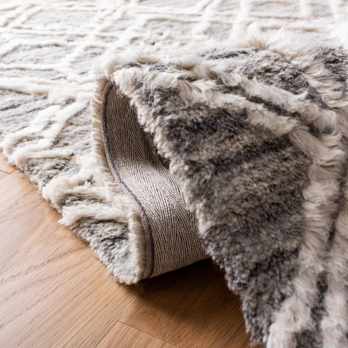 Safavieh Casablanca 4'-0" x 6'-0" Rug in Grey / Ivory