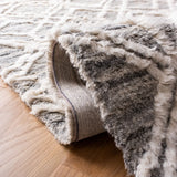 Safavieh Casablanca 4'-0" x 6'-0" Rug in Grey / Ivory