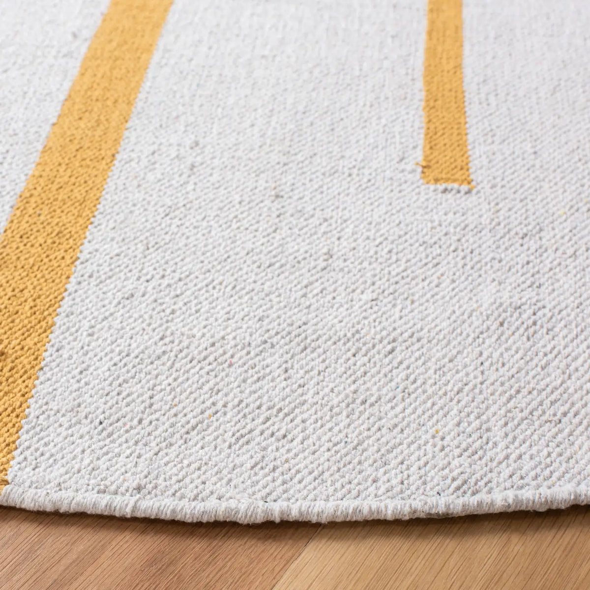 Safavieh Montauk 6'-0" x 6'-0" Rug in Ivory / Gold