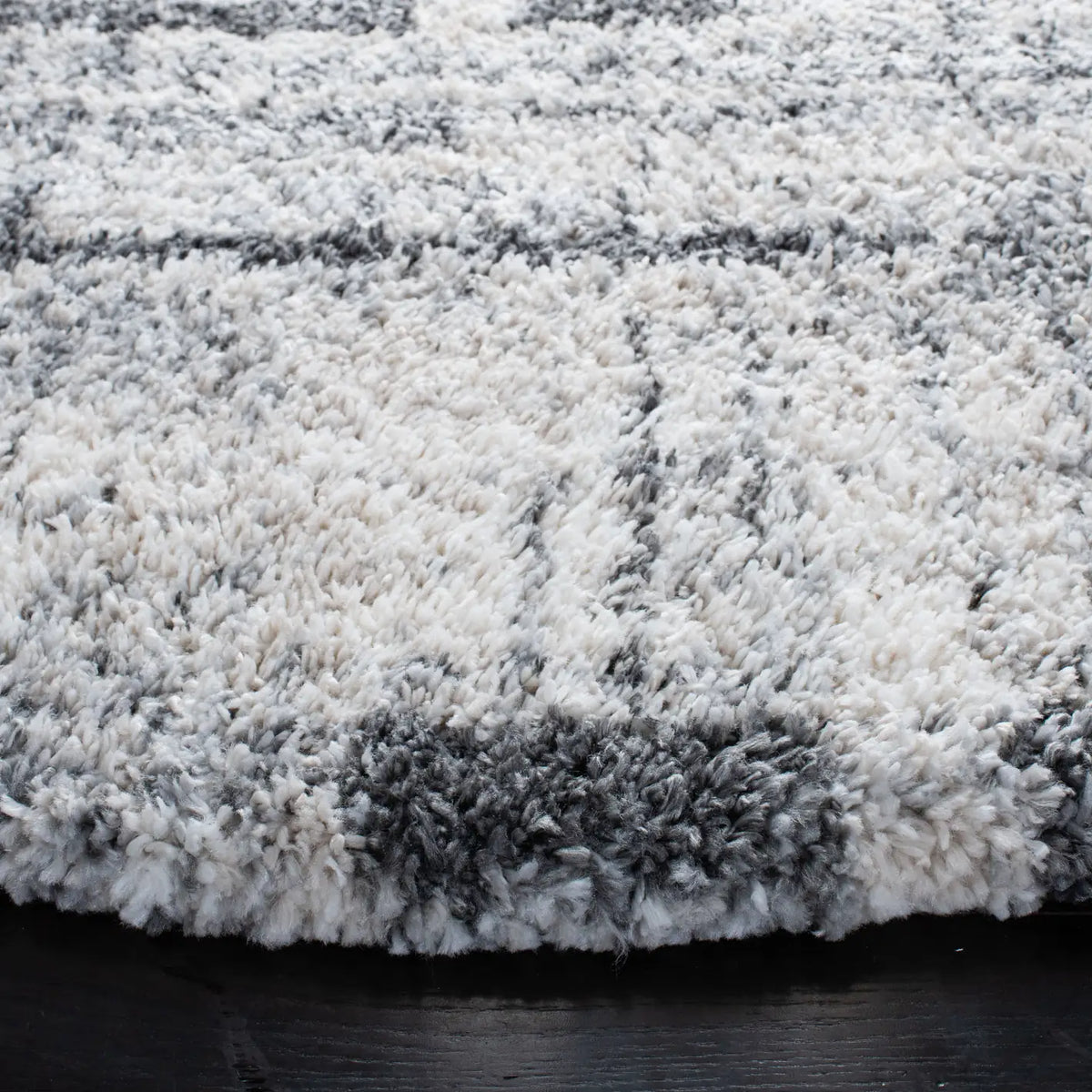 Safavieh Fontana Shag  800 5'-3" x 5'-3" Rug in Ivory / Grey