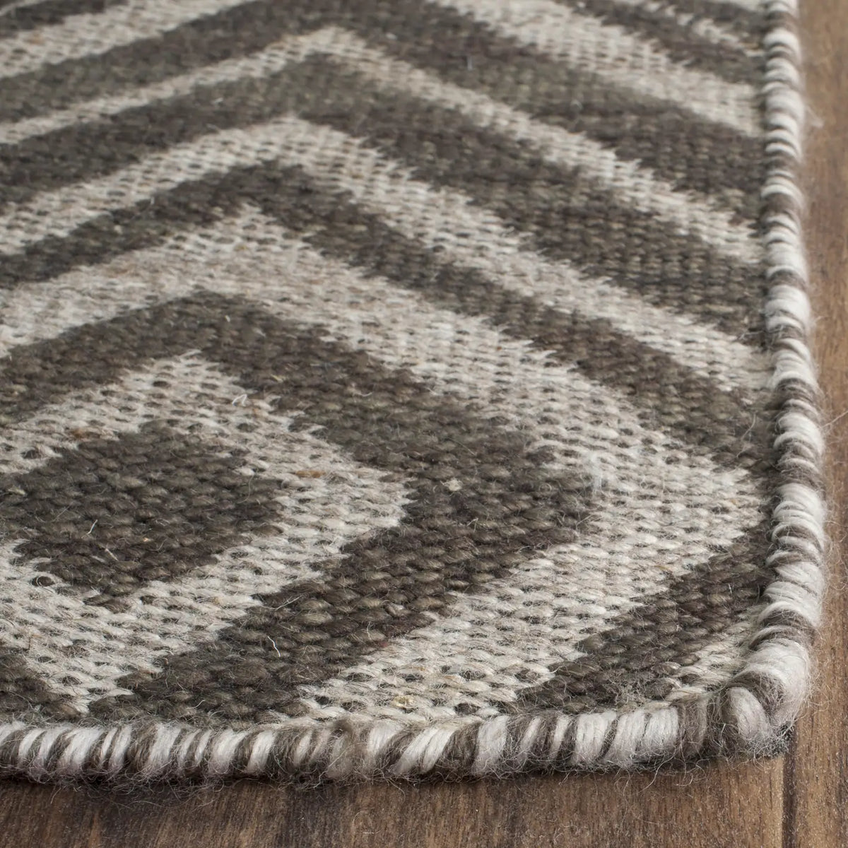 Safavieh Kilim 8'-0" x 10'-0" Rug in Grey / Light Grey