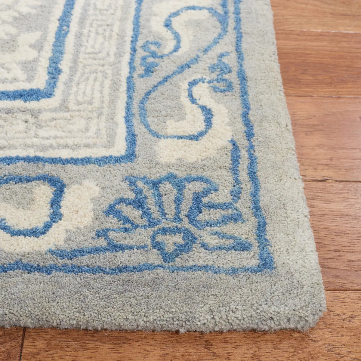 Safavieh Antiquity 4'-0" x 6'-0" Rug in Grey / Ivory