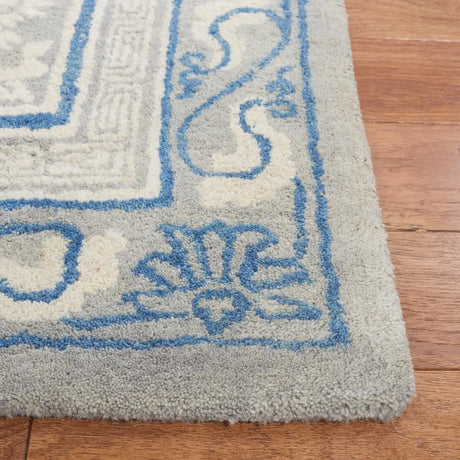Safavieh Antiquity 4'-0" x 6'-0" Rug in Grey / Ivory