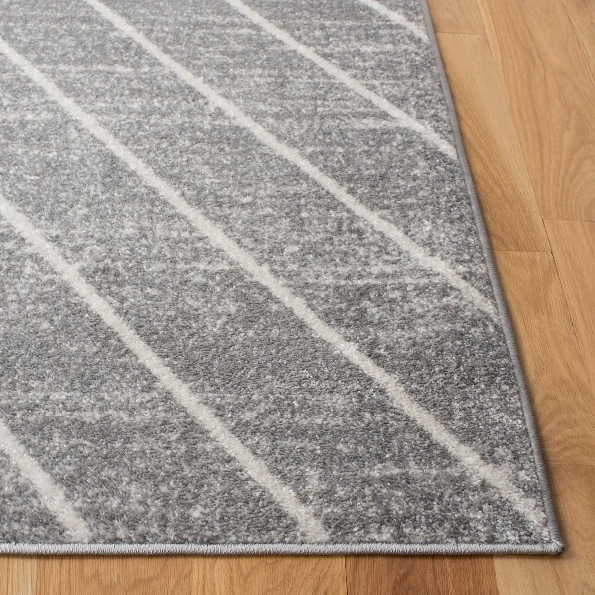Safavieh Adirondack 4'-0" x 6'-0" Rug in Grey / Ivory
