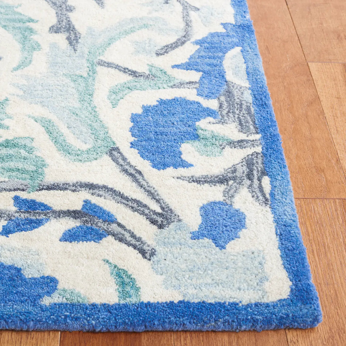 Safavieh Antiquity 4'-0" x 6'-0" Rug in Ivory / Blue