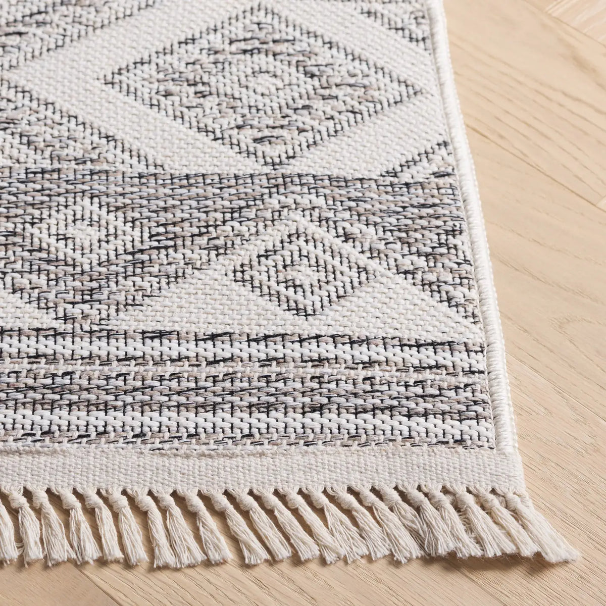 Safavieh Prairie 300 4'-0" x 6'-0" Rug in Taupe / Ivory