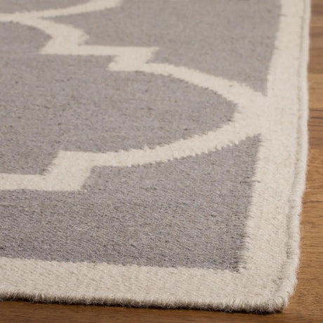 Safavieh Dhurries 4'-0" x 6'-0" Rug in Dark Grey / Ivory