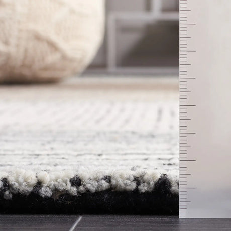 Safavieh Fifth Avenue 5'-0" x 8'-0" Rug in Ivory / Grey