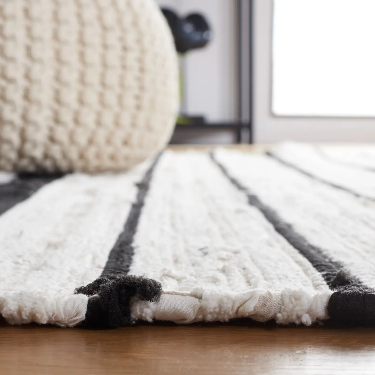 Safavieh Striped Kilim 4'-0" x 6'-0" Rug in Black / Ivory
