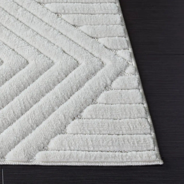 Safavieh Selena 5'-3" x 7'-6" Rug in Ivory