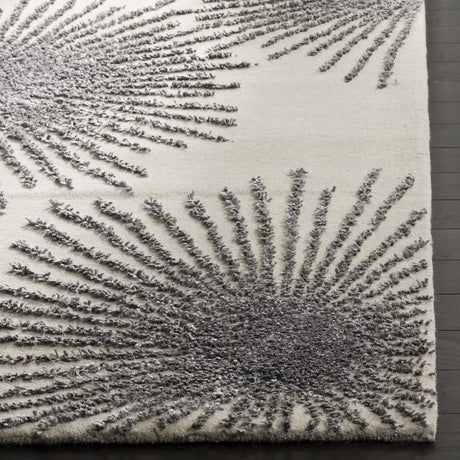 Safavieh Soho 5'-0" x 8'-0" Rug in Ivory / Silver