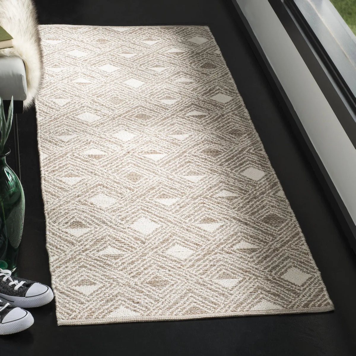 Safavieh Montauk 2'-3" x 7'-0" Rug in Beige / Ivory