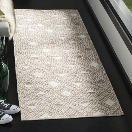 Safavieh Montauk 2'-3" x 7'-0" Rug in Beige / Ivory