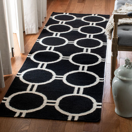 Safavieh Dhurries 2'-6" x 8'-0" Rug in Black / Ivory